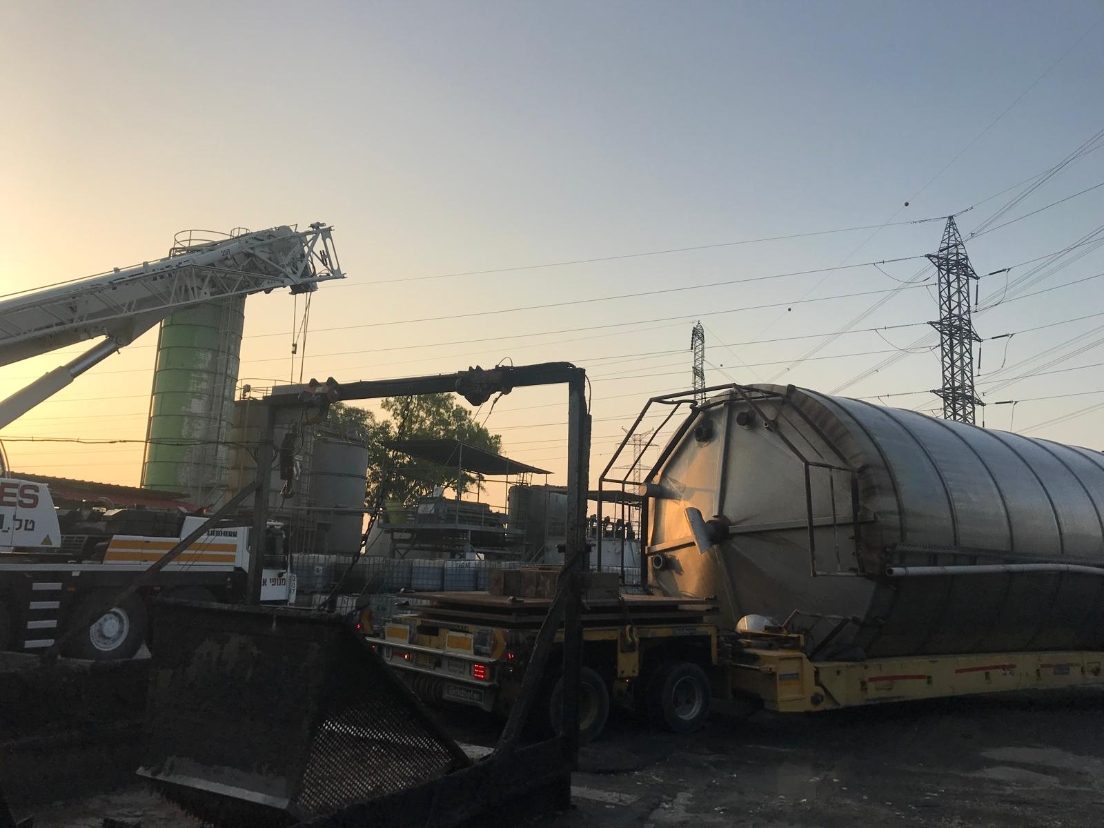 הגעת המתקן לחצר היעד עם מנוף ברקע